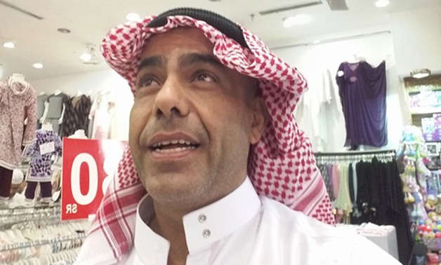 عاطف مخاليف ينشر صورا من السعودية مرتديا عقال وجلباب