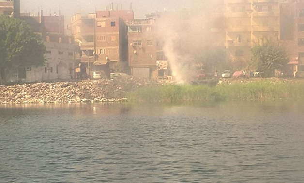 بالصور.. مواطنة تستغيث بالنواب من حرق المخلفات بكورنيش النيل بالقناطر