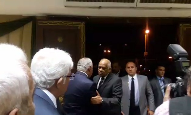 بالفيديو.. وصول على عبد العال رئيس البرلمان لعزاء والدة النائب محمد العرابى