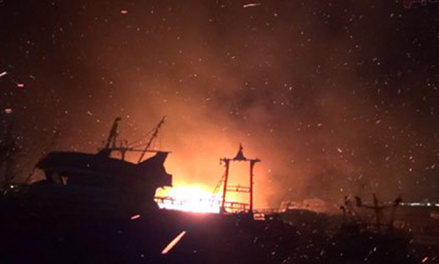 حريق فى مرسى بحرى بالسويس.. والحماية المدنية تحاول السيطرة على النيران