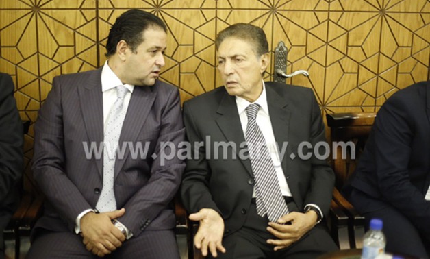 رئيس "دعم مصر" وأحمد سعد الدين يصلان مسجد الشرطة لتقديم العزاء فى والد النائب أحمد سمير