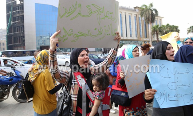 بالصور.. مواطنون يتظاهرون أمام محافظة الجيزة لفتح مراحل تنسيق رياض الأطفال