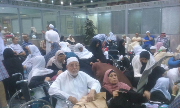 440 معتمرا يغادرون مطار القاهرة متوجهين إلى الأراضى المقدسة