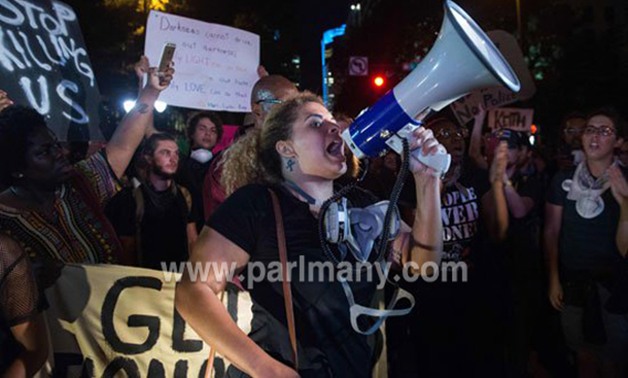 استمرار الاحتجاجات ضد عنف الشرطة الأمريكية لليوم الثالث على التوالى فى شارلوت (صور)