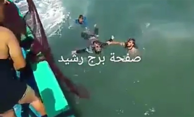 بعد كارثة غرق مركب رشيد.. شاهد كيف انتشل الصيادون جثث ضحايا الحادث
