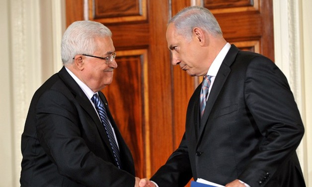 ماذا قال محمود عباس لـ"بنيامين نتانياهو" خلال مصافحته أثناء تشييع جنازة شيمون بيريز؟