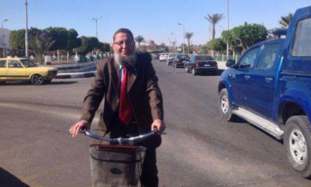 بالصور.. على غرار "نائب العجلة".. مرشح "النور" بجنوب سيناء يجوب شوارع الدائرة بدراجته
