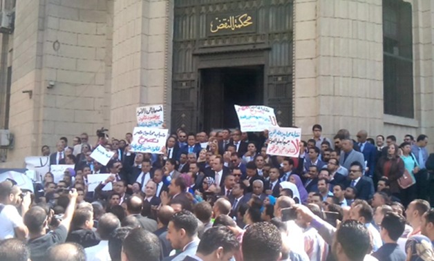 وقفة للعشرات من المحامين على سلالم القضاء العالى احتجاجًا على "القيمة المضافة"