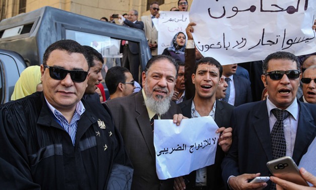 المحامون يهتفون أمام دار القضاء العالى: "عايزين حكومة جديدة بعد مابقينا على الحديدة"