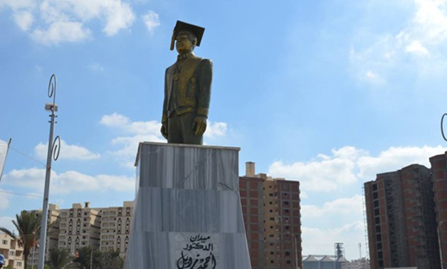 عالم نوبل يزين كفر الشيخ.. تمثال أحمد زويل يستقر فى ميدانه بعاصمة المحافظة (صور) 