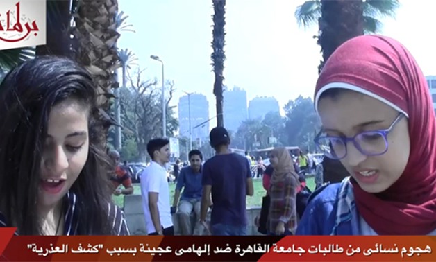 بالفيديو.. هجوم نسائى من طالبات جامعة القاهرة ضد إلهامى عجينة بسبب "كشف العذرية" 