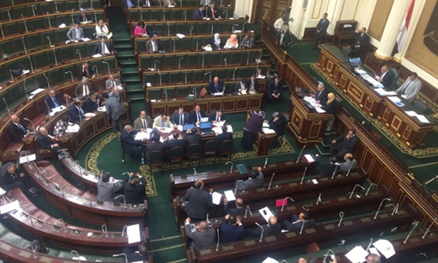 "النواب راحو فين".. البرلمان يناقش قانون الهجرة غير الشرعية والقاعة فارغة (صور) 