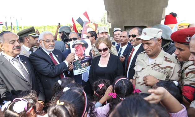 بالفيديو.. جيهان السادات تقرأ الفاتحة لزوجها ومحامى مبارك يحتفل عند النصب التذكارى