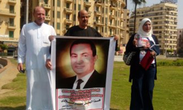 أنصار مبارك يرفعون صورته فى ميدان التحرير احتفالا بالذكرى 43 لانتصارات أكتوبر