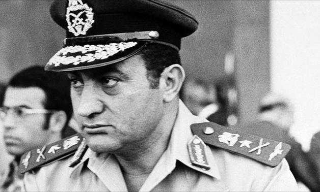 طيار بحرب أكتوبر يحيى"حسنى مبارك" على الهواء.. ويؤكد:"اللواء وليس الرئيس"