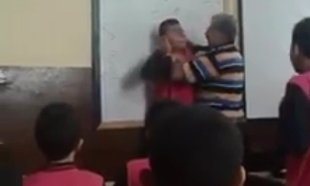 بالفيديو.. معلم يعاقب طالبا بالضرب المبرح بمدرسة إعدادية فى العباسية