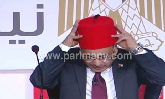 بالفيديو.. جابر القرموطى يحتفل بـ 150 عام برلمان بارتدائه طاربوشا 