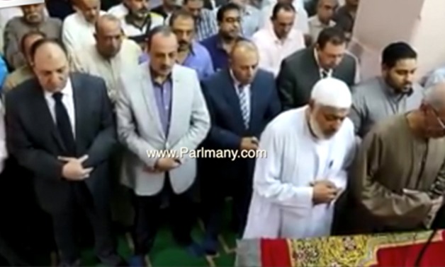 بالفيديو.. محافظ ومدير أمن المنوفية يتقدمان الصلاة على النائبة أميرة رفعت