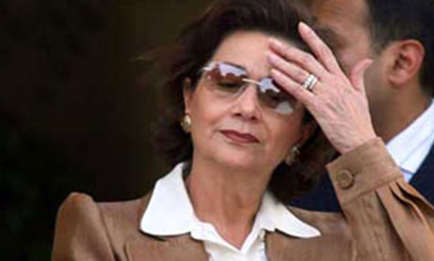 بالفيديو.. تداول لقطات للحظة خروج سوزان مبارك من مستشفى المعادى