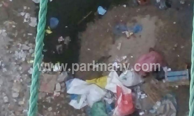 منطقة "شمال المتراس" بالإسكندرية تغرق فى بحر من القمامة ومياه الصرف