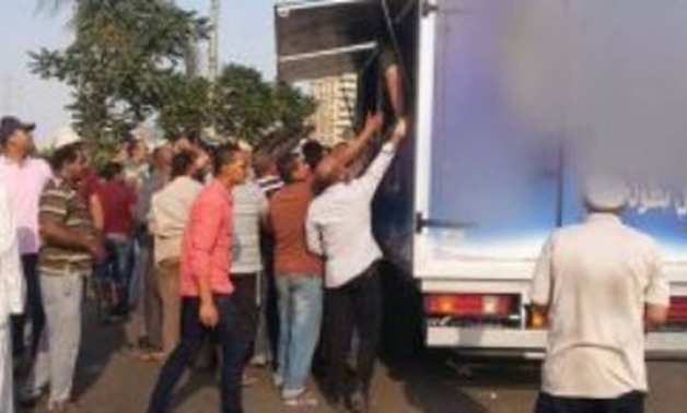 أبو بلاش كتّر منه.. تزاحم المواطنين حول سيارة توزع منشطات جنسية بالشارع (فيديو)