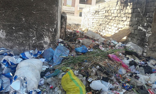 أزمة القمامة مستمرة.. أهالى نجع العرب بالإسكندرية يشكون من انتشار "الزبالة" بجوار مدرسة