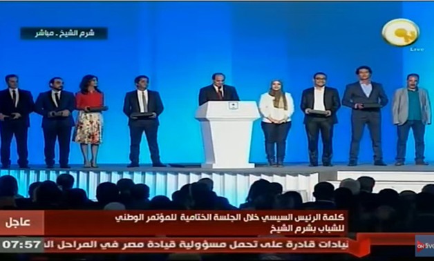 الرئيس يكرم إبراهيم حمدتو فى ختام مؤتمر الشباب بشرم الشيخ