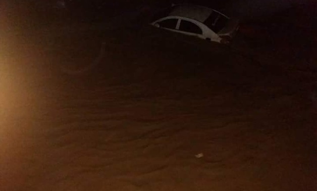 القوات المسلحة تدفع بسيارات لشفط مياه السيول بمدينة رأس غارب