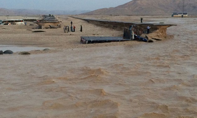 مجلس الوزراء يعلن حصيلة خسائر السيول.. وفاة 13 وإصابة 50 وغلق الطرق السريعة