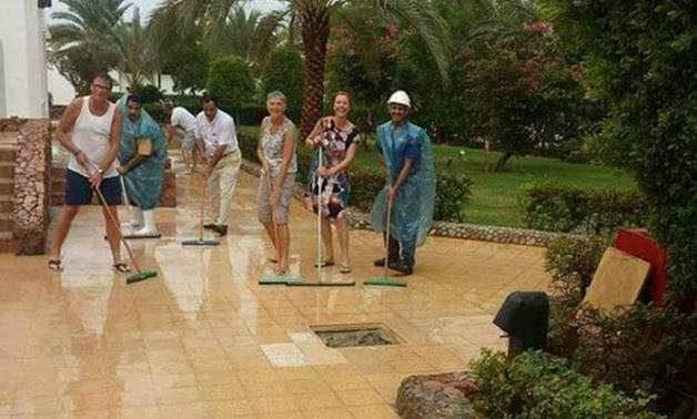 بالصور.. الأجانب يشاركون فى تنظيف الفنادق بالغردقة من أضرار السيول