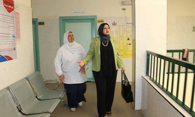 بالصور.. سولاف درويش نائبة القليوبية تزور وحدة صحية فى غياب الأطباء والممرضين