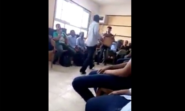 تعليم على طريقة "السلخانات".. مدرس يضرب تلميذا بطريقة وحشية فى بورسعيد (فيديو)