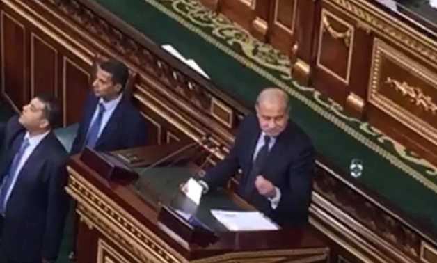 بالفيديو.. أعضاء البرلمان يقاطعون حديث رئيس الحكومة وسط حالة من الغضب
