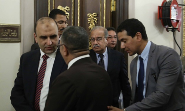 شريف إسماعيل يغادر الجلسة العامة للبرلمان بعد انتهاء كلمته متجها إلى مكتب رئيس المجلس