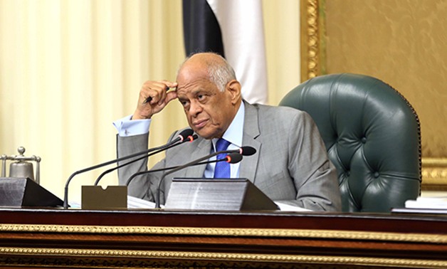رئيس البرلمان مداعبا أحد النواب:"ما تقرأش من الورق يا ياسين"