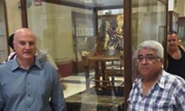 السفير الإسرائيلى بالقاهرة يزور المتحف المصرى ويلتقط صورا بجانب الآثار