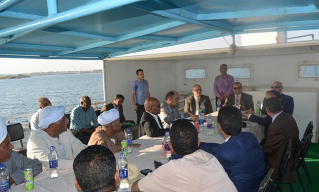 بالصور.."وزير القوى العاملة" يبحث مشكلات الصيادين ببحيرة ناصر بأسوان