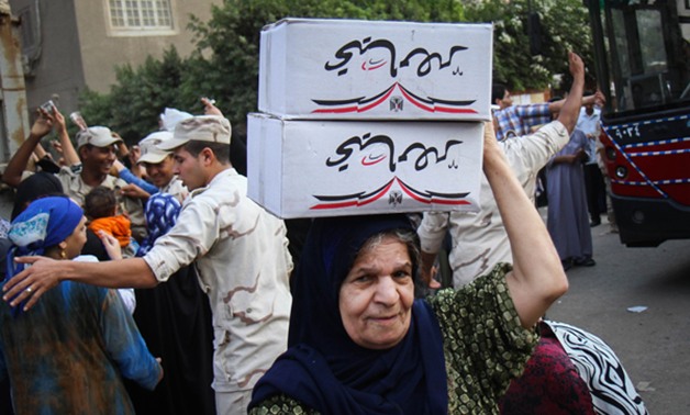 أهالى طنطا يقبلون على شراء السلع المدعمة بأحد منافذ وزارة الداخلية
