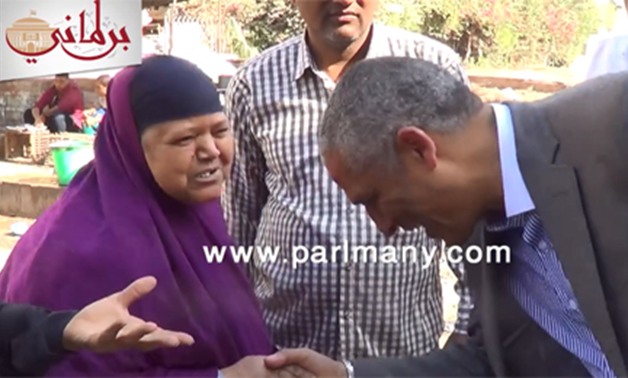 "نائب العجلة" يحاول تقبيل يد سيدة مسنة خلال جولة ميدانية بشوارع بولاق الدكرور "فيديو"