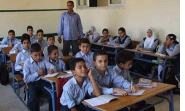 طلاب مدرسة شهداء بورسعيد الابتدائية يتبرعون من مصروفهم لحملة التوعية ضد السرطان