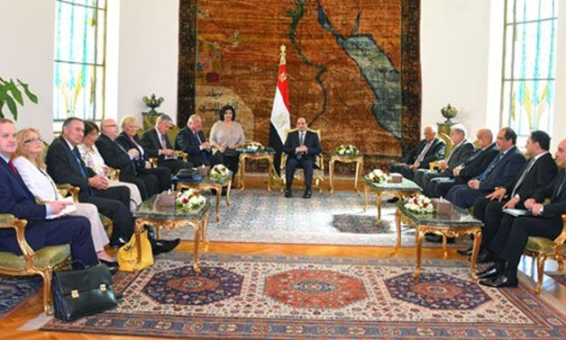 بالصور.. الرئيس السيسى يشيد بالنمو المتواصل فى العلاقات المصرية الفرنسية