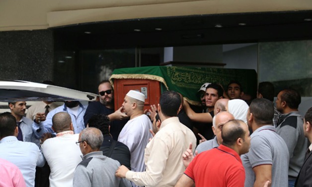 مصر تودع الساحر.. جثمان محمود عبد العزيز يغادر المستشفى للصلاة عليه فى "6 أكتوبر"