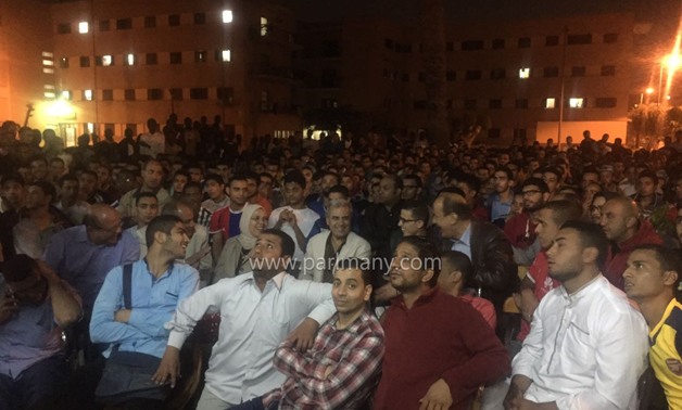 بالصور.. جابر نصار وطلاب جامعة القاهرة يشاهدون مباراة مصر وغانا فى المدينة الجامعية