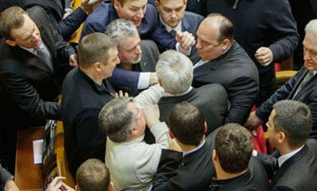 اشتباكات بالأيدى داخل البرلمان الأوكرانى بين زعماء الأحزاب السياسة