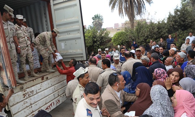 بالصور.. توزيع كراتين "تحيا مصر" ببركة السبع فى المنوفية.. والمحافظ: "نقف بجانب الناس"
