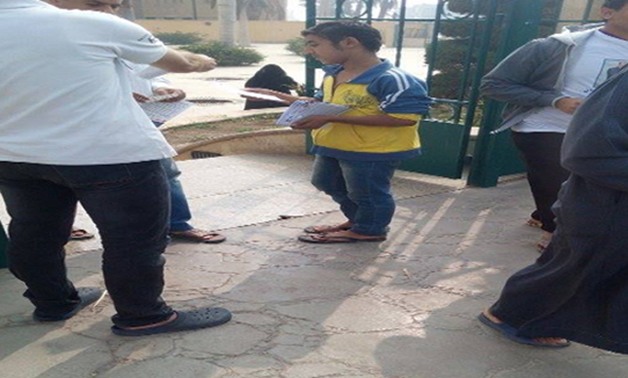 البعثة الدولية ترصد استخدام مرشحين للأطفال لتوزيع دعاية أمام مسجد بالقاهرة الجديدة 