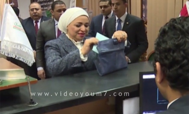 شاهد.. لحظة تبرع قرينة الرئيس السيسى لصندوق "تحيا مصر" برفقة عدد من الوزيرات (فيديو)