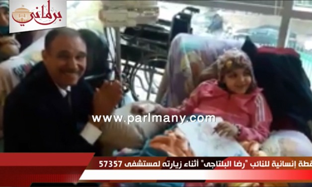 شاهد.. لقطة إنسانية للنائب "رضا البلتاجى" أثناء زيارته لمستشفى 57357 