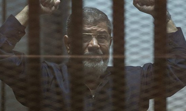 مرسى يطلب فحصا طبيا بمستشفى خاص بعد رفضه الكشف الحكومى والمحكمة: قدم طلب