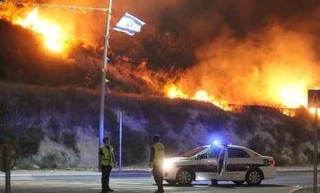 فشل جهود الطائرات فى إخماد حرائق إسرائيل.. والنيران تصل لمناطق فلسطينية